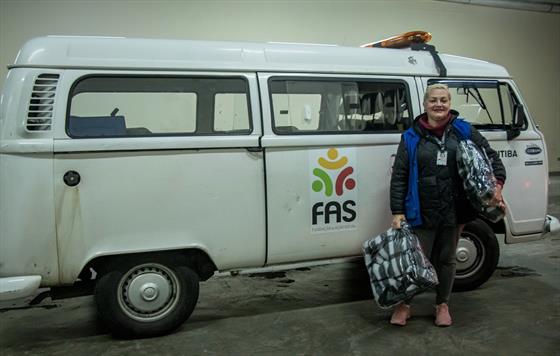 FAS orienta sobre riscos do frio e entrega cobertores