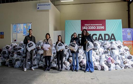 FAS recebe doao de 9 mil peas de roupas da rede de supermercados Festval