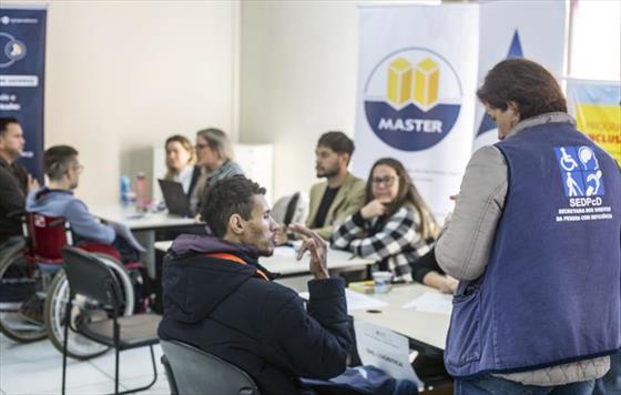 Ao de empregabilidade atrai mais de 150 candidatos e empresas de Curitiba