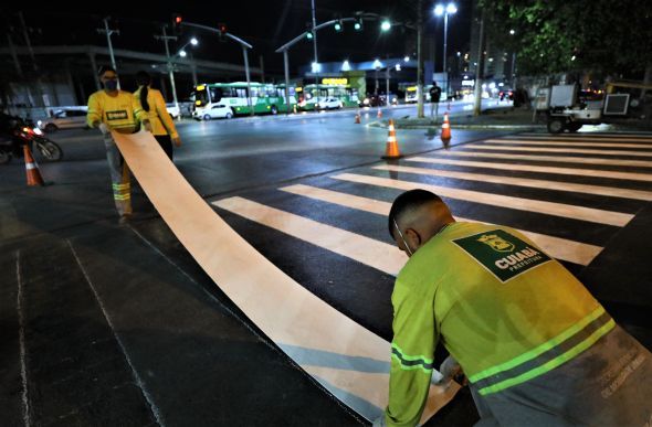 Prefeitura de Cuiab | Fernando Corra tem sinalizao viria revitalizada e Semob comea melhorias na Avenida das Torres