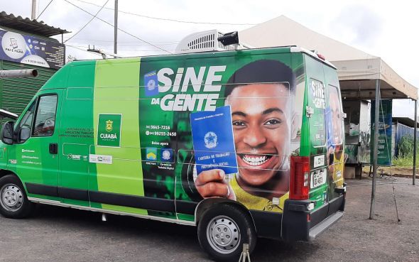 Prefeitura de Cuiab | Van do Sine da Gente leva oportunidades de emprego ao bairro Santa Isabel e regio