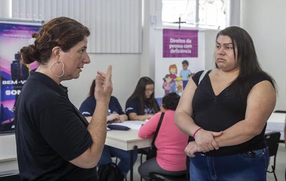 Empresas recrutam candidatos a vagas de emprego para pessoas com deficincia