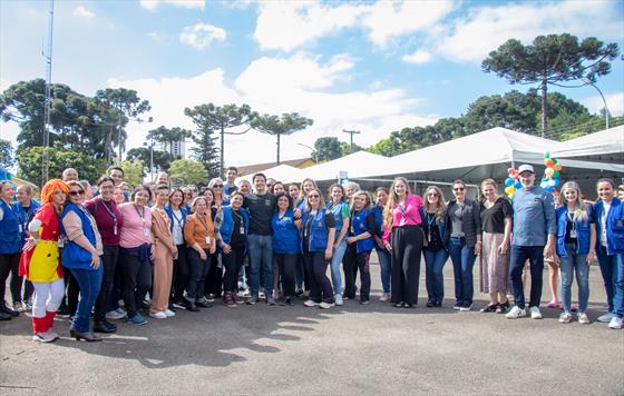 Eduardo Pimentel participa de festa para crianas e adolescentes