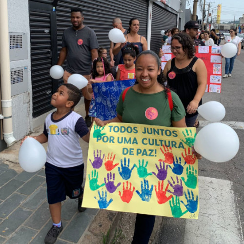Emeb Luiz Bárbaro faz caminhada e leva mensagem da ‘Cria na Paz’ pela Ponte São João