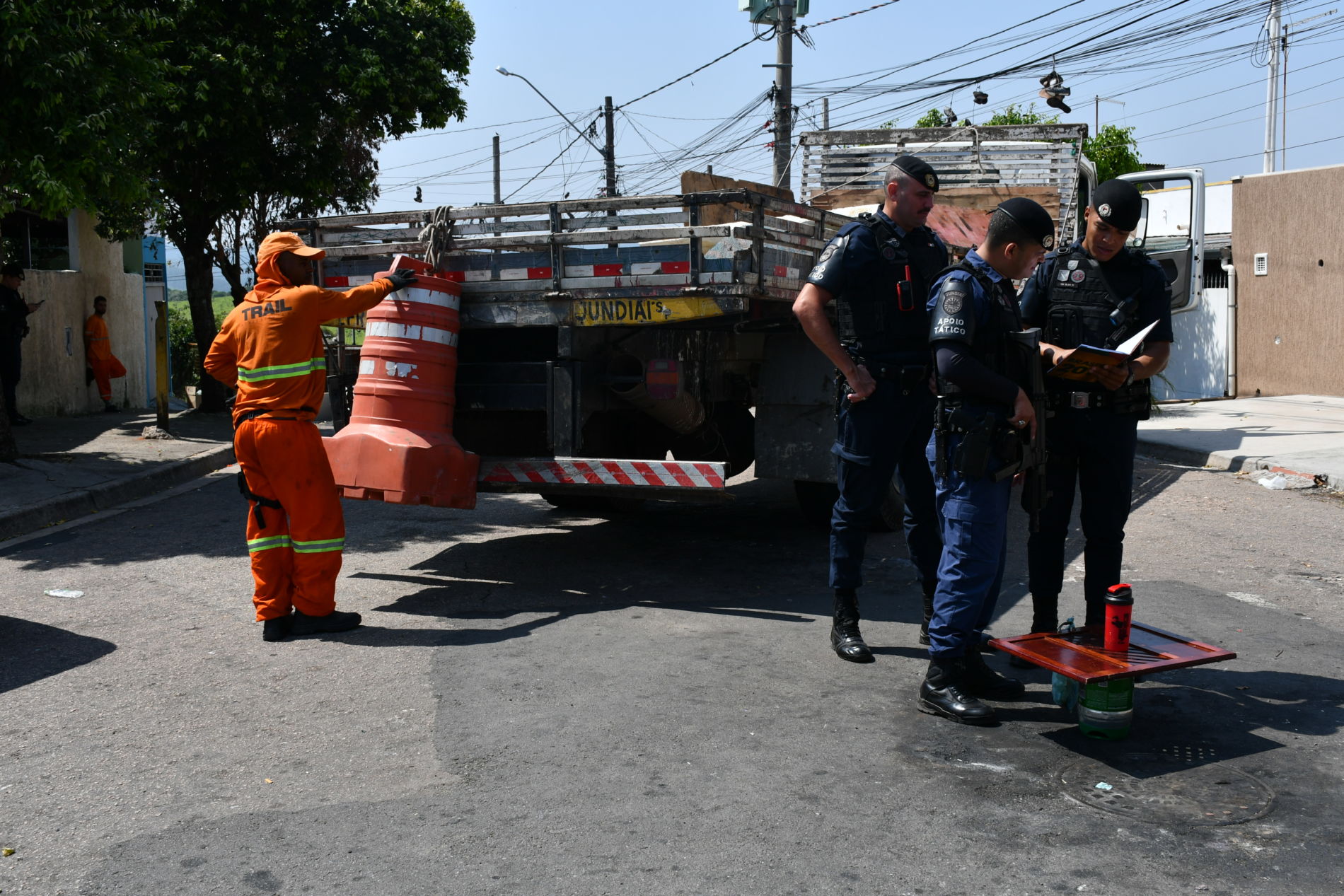 JARDIM TAMOIO: GM e Serviços públicos realizam ações em vielas do bairro