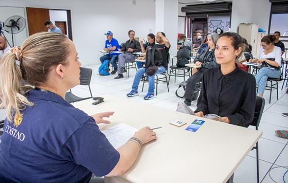 Seleo atrai quase 100 candidatos; sexta-feira ter 1.000 vagas em Curitiba.