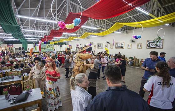 1.600 idosos so esperados no Baile da Melhor Idade de Curitiba