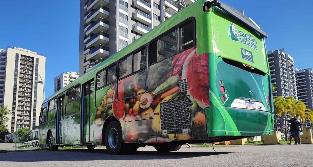 Prefeitura do Rio entrega licenças e carteiras de identificação para vendedores de sacolões - Prefeitura da Cidade do Rio de Janeiro