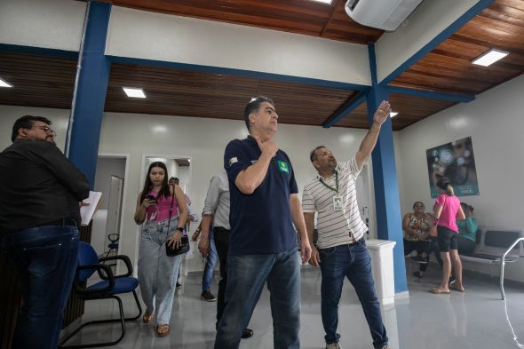Prefeitura de Cuiab | Prefeito determina conserto de 'reforma' entregue no ltimo dia da interveno; banheiros esto sem porta e sanitrios, prdio tem goteiras e alagou dois dias aps inaugurao