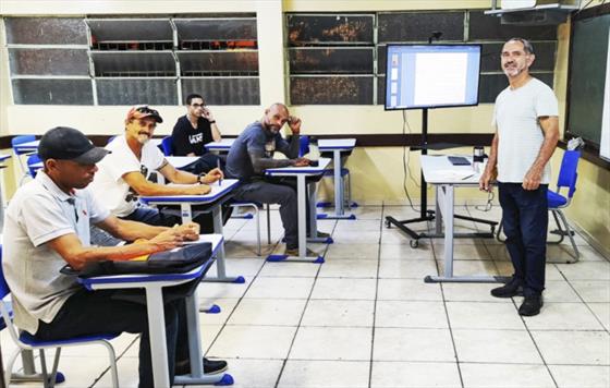 Da rua para a sala de aula: homens acolhidos pela FAS voltam a estudar