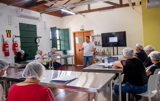 Qual a diferena entre drinque e coquetel? Curso ensina o preparo de bebidas