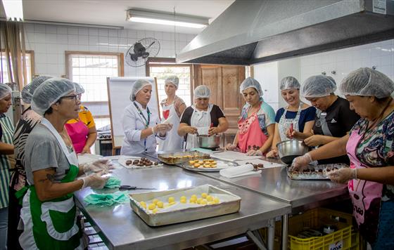 Mulheres aprendem a fazer receitas com chocolate em curso gratuito da FAS