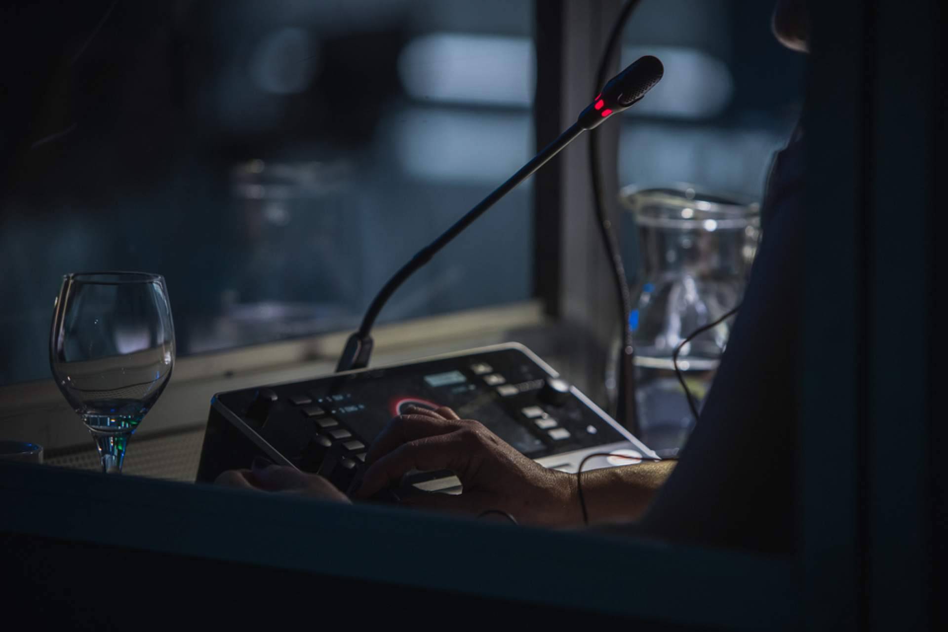 Do planejamento ao aplauso; a interpretação simultânea para conferências multilíngues bem-sucedidas